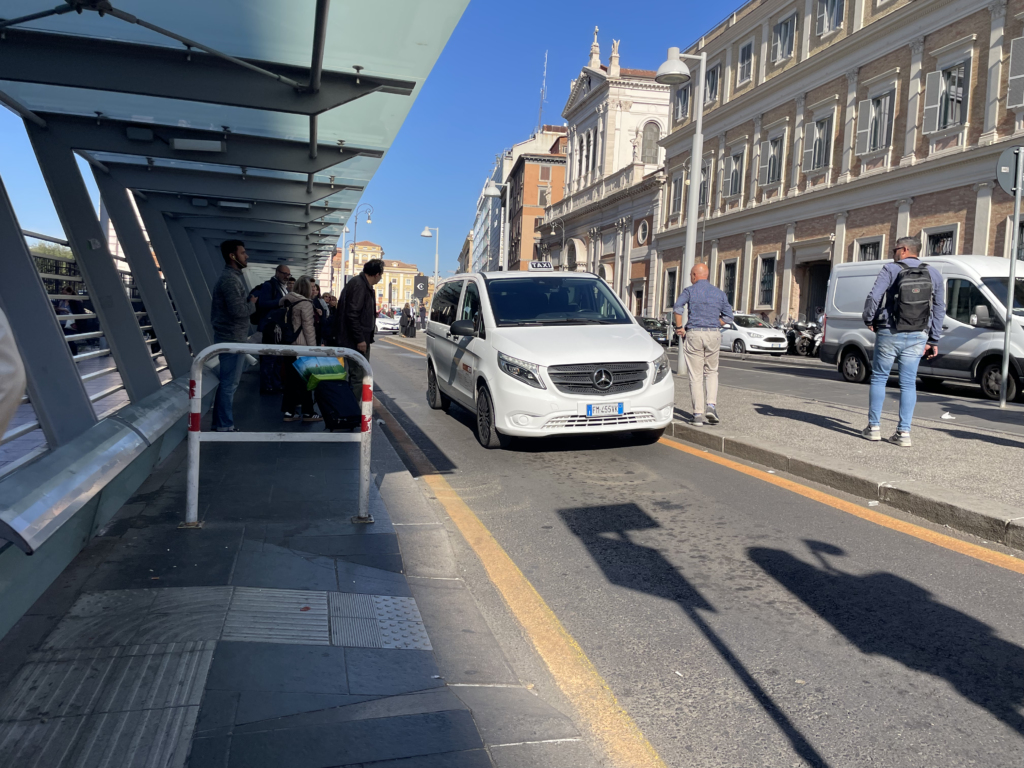 Presenza rampa di accesso alla fermata taxi, via Marsala