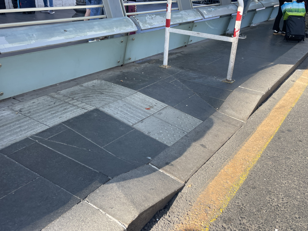 Rampa con loges fermata taxi, lato via marsala